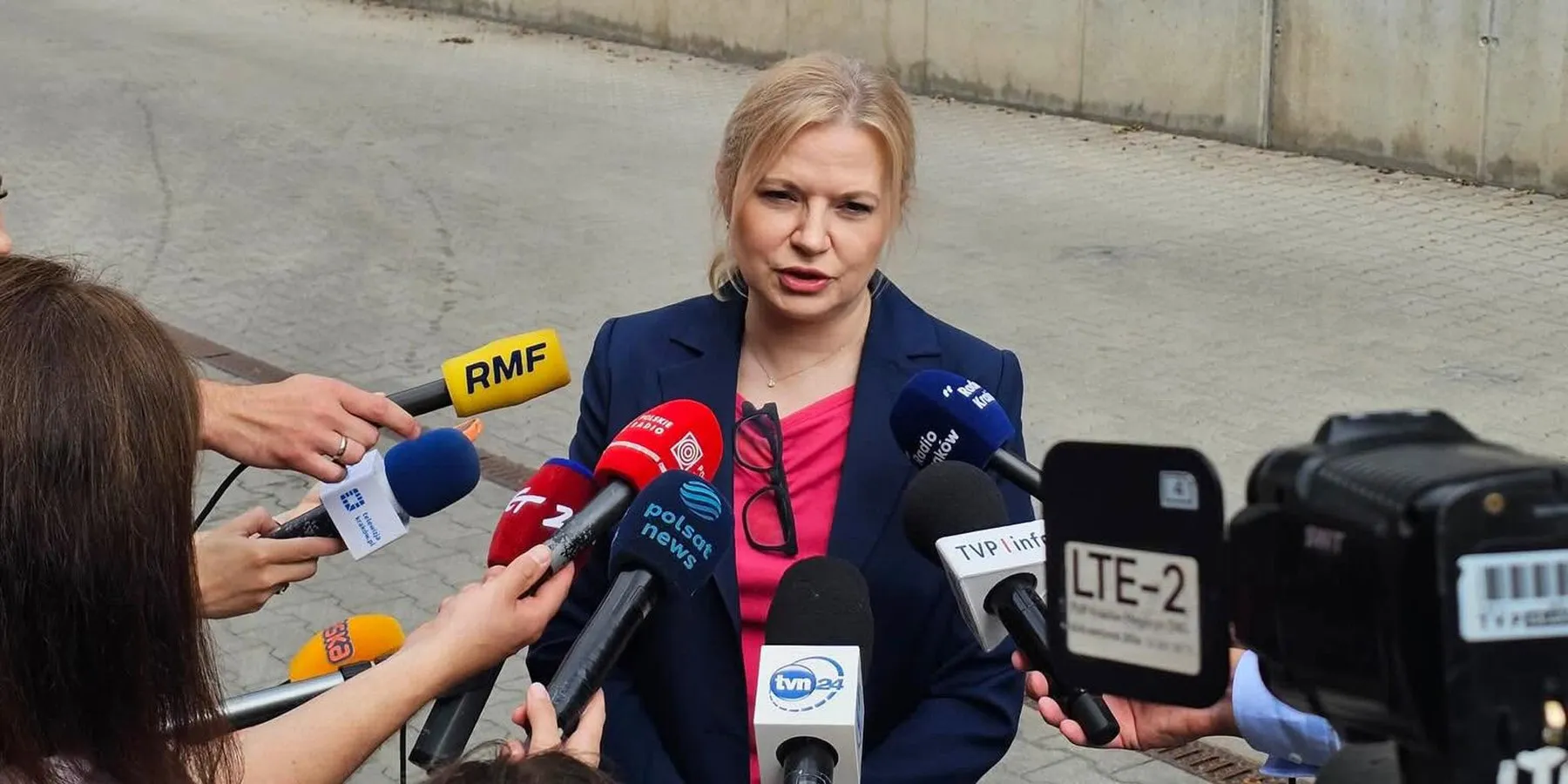 Monika Piątkowska odpowiada na pytania dziennikarzy