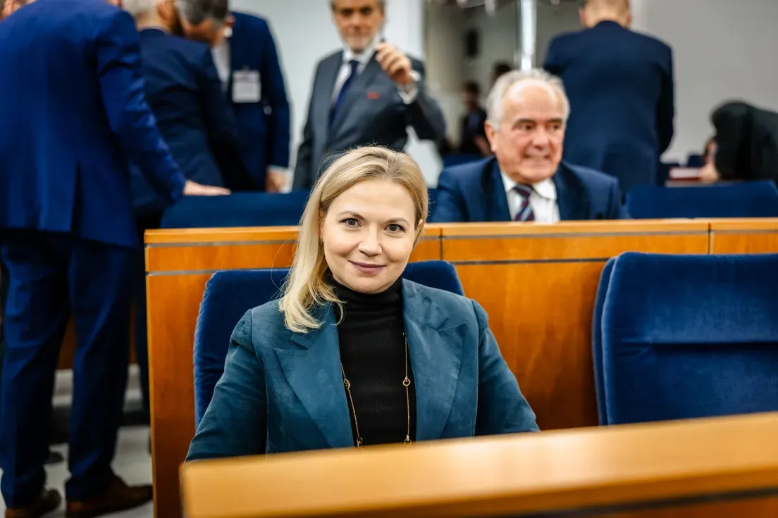 Monika Piątkowska w ławach senackich podczas posiedzenia Senatu