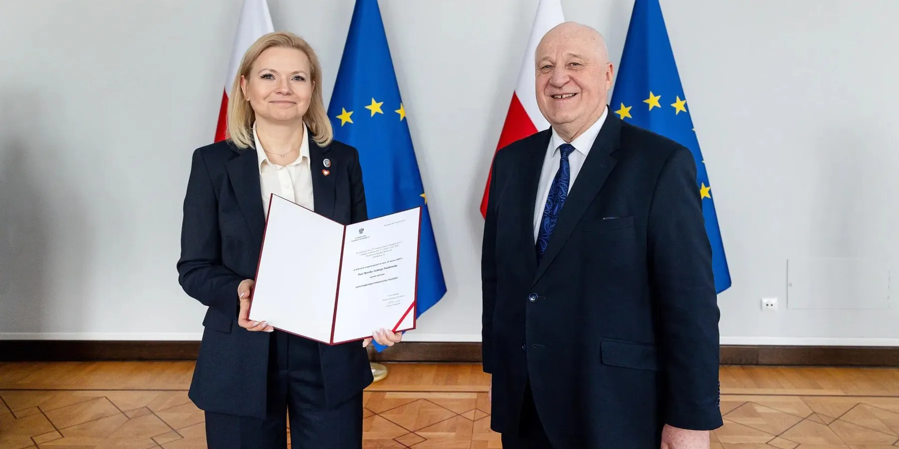 Monika Piątkowska odbiera zaświadczenie o wyborze na senatora RP